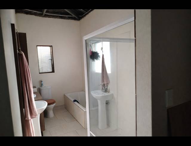 3 BEDROOM FREEHOLD FOR SALE IN OOS EINDE